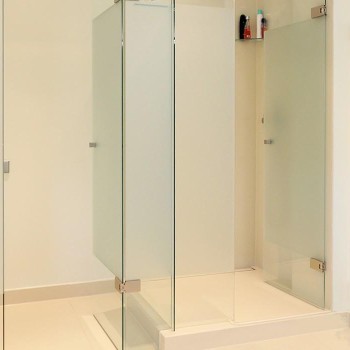 Dusche mit Glastuer abtrennung aus Glas