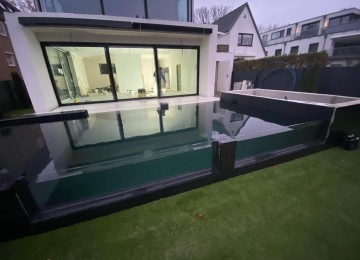 Fischteich mit Teichwand aus Glas